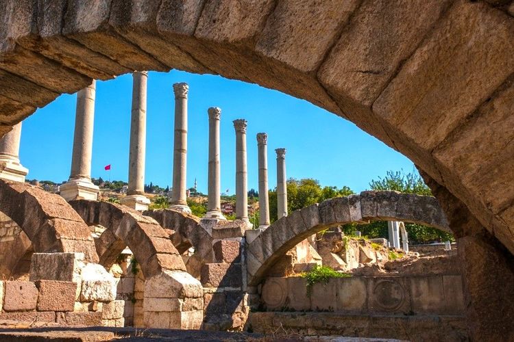 Agora Izmir ou Smyrna Agora est l'agora située dans le district de Konak d'Izmir et a été fondée au IVe siècle avant JC