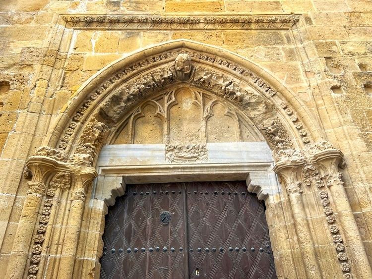 La porte de la mosquée est celle de l'ancienne cathédrale