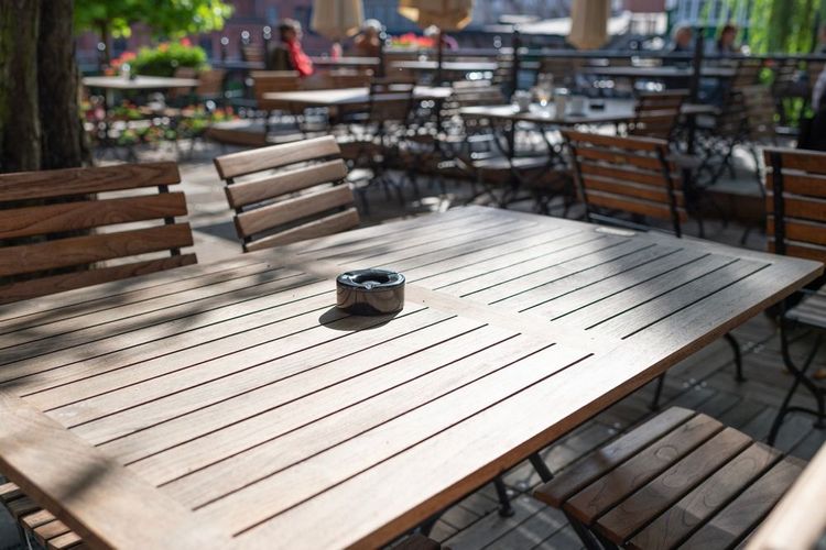 Une terrasse vide en plein soleil.