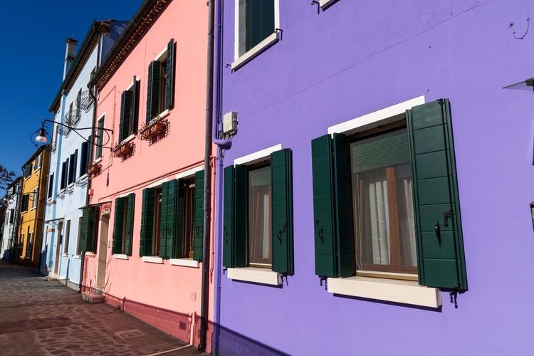Les façades colorées des maisons sur l'île de Mazzorbo.