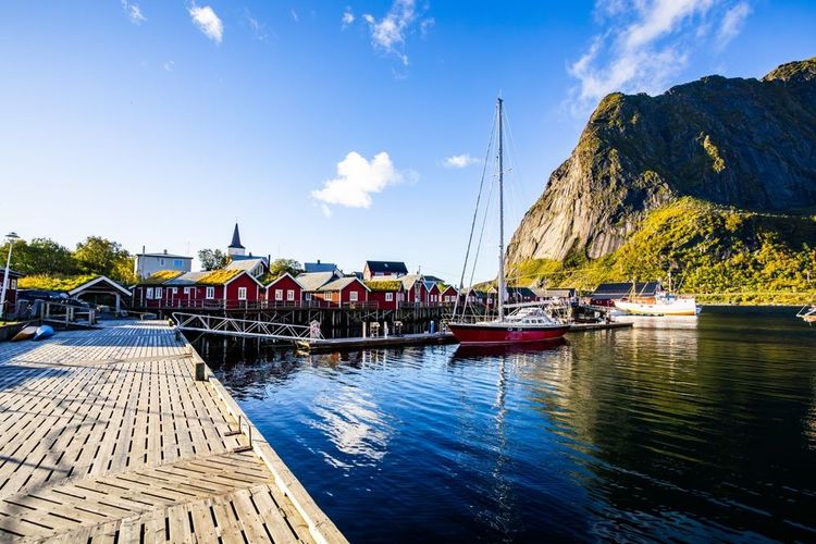 Un beau lever de soleil sur le village pittoresque de Reine dans les îles Lofoten, Norvège.