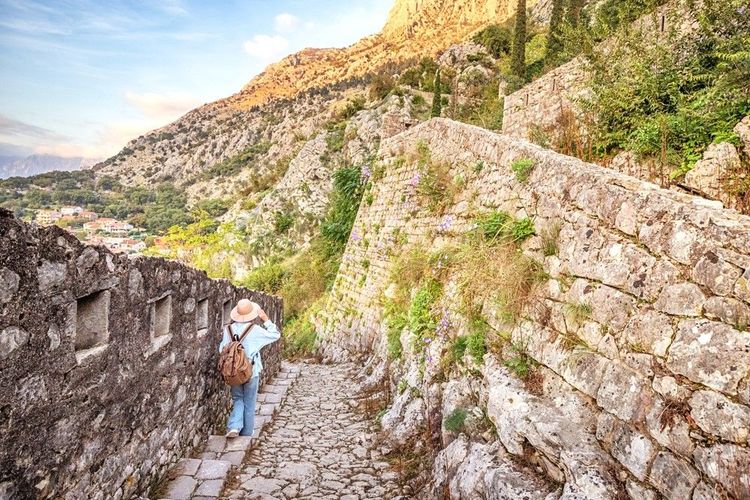 Une touriste arpente les remparts de la forteresse de Kotor