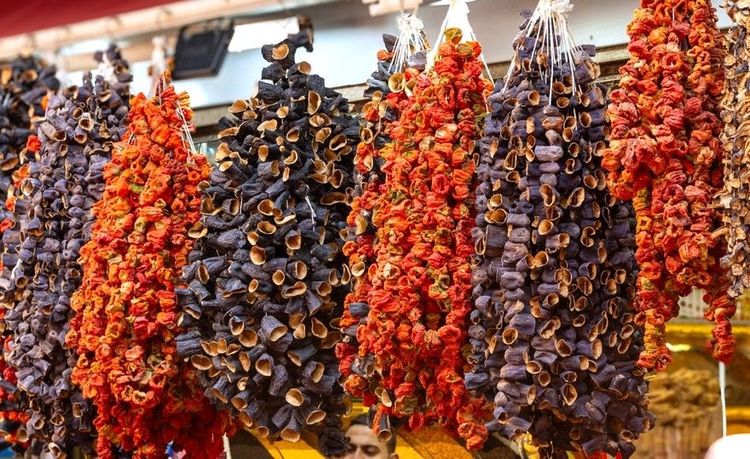 Aromates en train de sécher sur le bazar d'Antalya