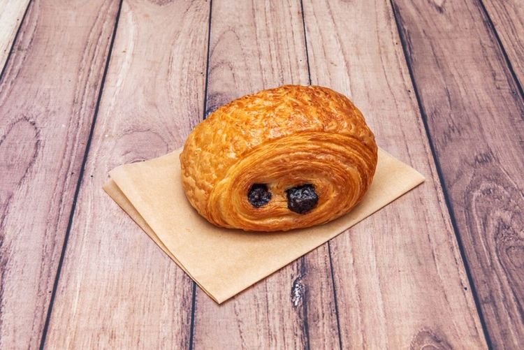 Une chocolatine (ou pain au chocolat).