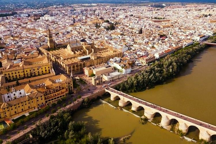 Vue aérienne sur Cordoue et son pont romain sur le Guadalquivir