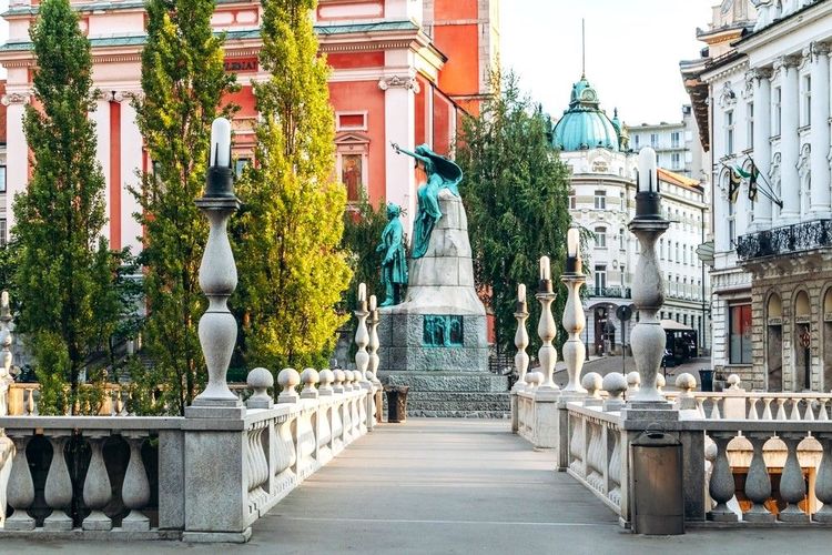 Une des passerelles en pierre du Triple Pont
