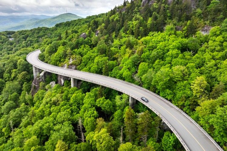 Road trip dans les Appalaches, viaduc de Linn Cove sur la route Blue Ridge Parkway
