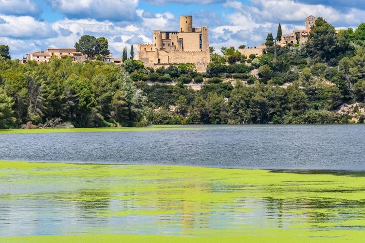 Château du Castellet et le réservoir de Foix, Catalogne, Espagne