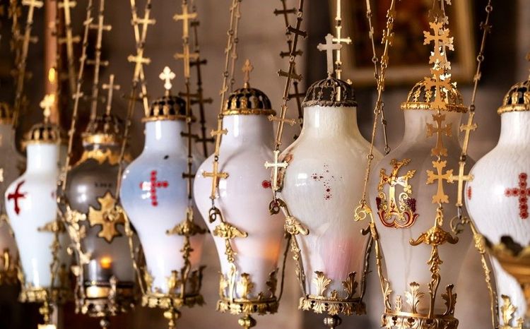 lampes d'onction dans l'église du Saint-Sépulcre