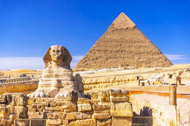 Le Sphinx de Gizeh en face de la pyramide de Khéphren