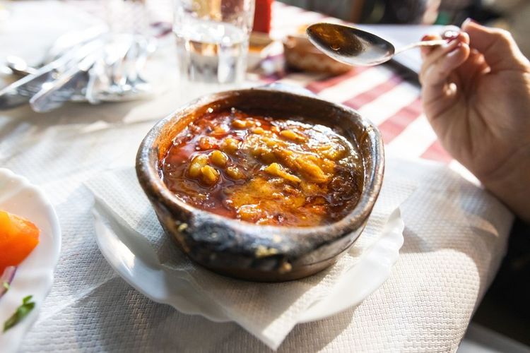 Le "tavče gravče", plat national, sorte de cassoulet à l'agneau