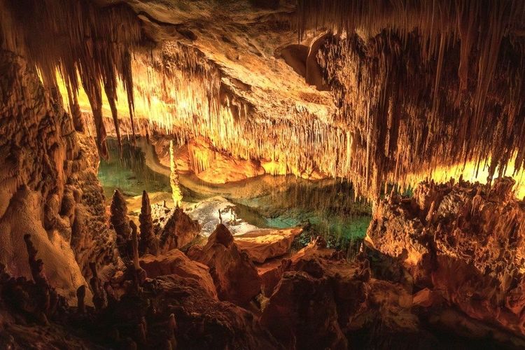 Grottes du Drach et le lac Martel