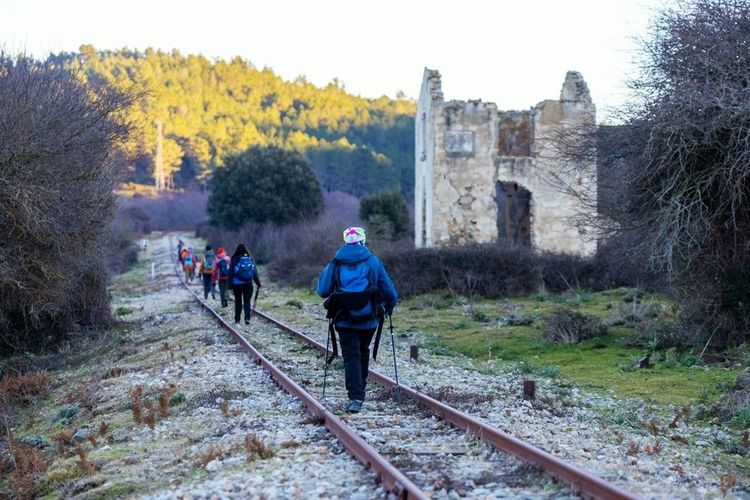 Trekking sur un chemin de fer abandonné à Supramonte. Parc national du golfe d'Orosei et du Gennargentu. Ogliastra