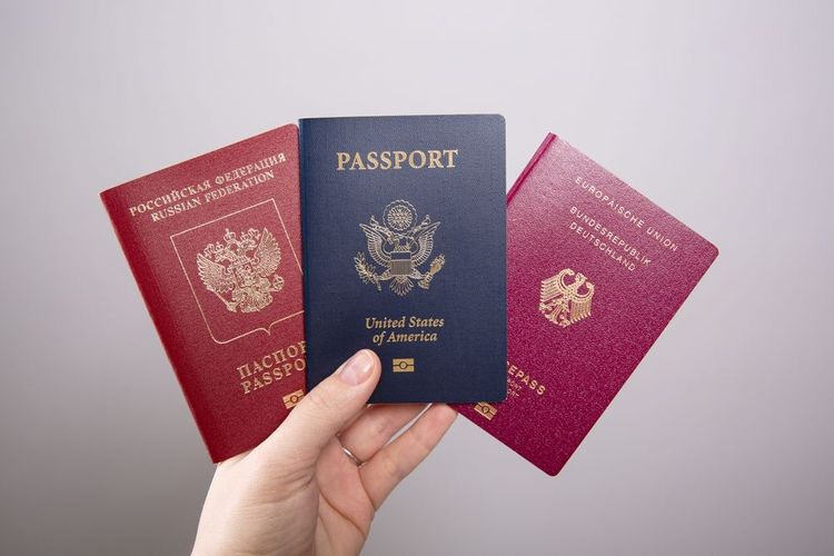 Passeport américain et un passeport russe et allemand