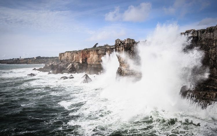 Vue des vagues s'écrasant sur la Boca de Inferno