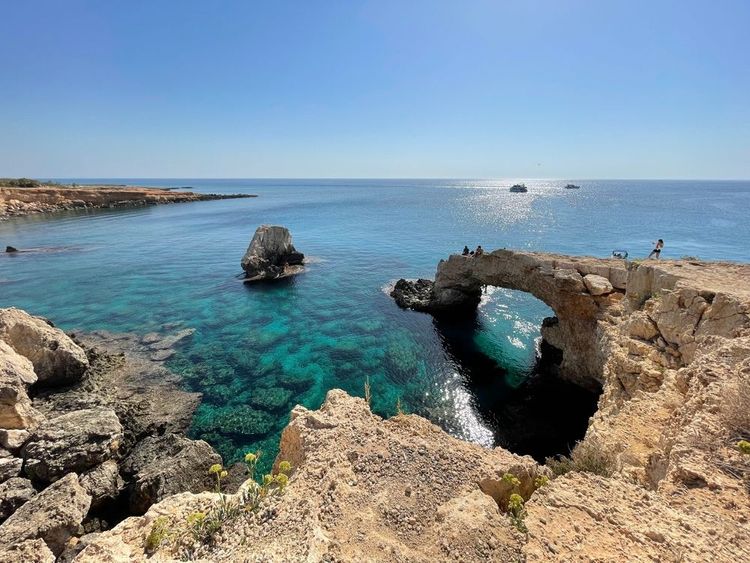 Vue Aérienne du pont de l'amour près de la plage de Nissi, Chypre