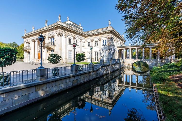 Le Palais sur l'eau en plein soleil, cerné par son canal