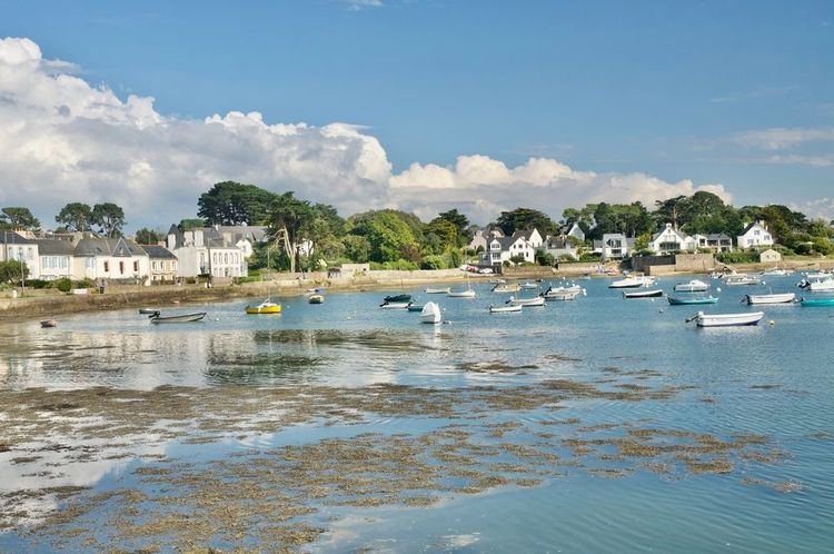 Larmor-Baden, Golfe de Morbihan, S. Brittany, France - 5 septembre 2024 - Bateaux amarrés dans les eaux calmes du port de Larmor-Baden dans le Golf du Morbihan.