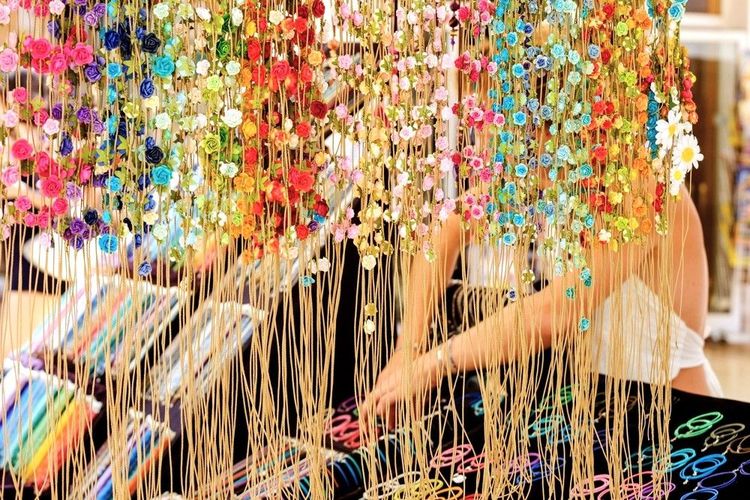 Bijoux très yéyé o bohème dans une boutique de Formentera