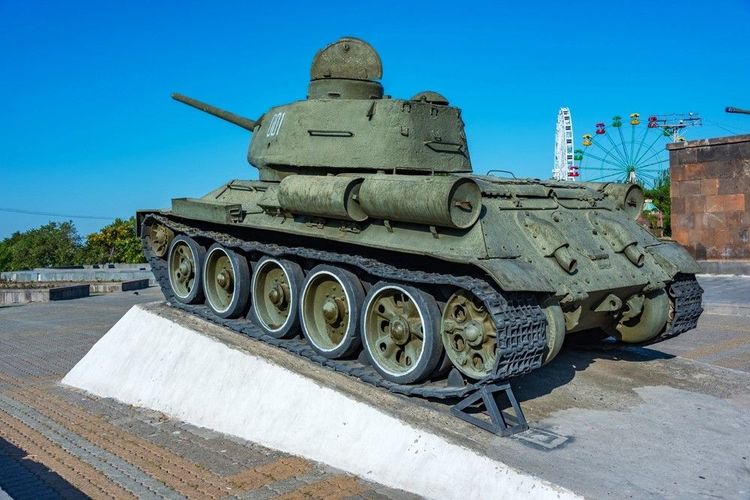 Le char à l'entrée du musée militaire se trouvant dans le parc