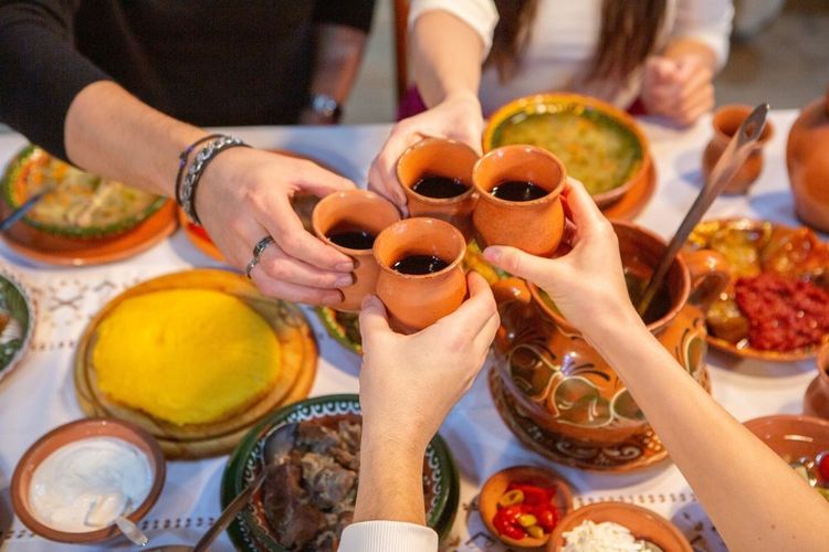 Toast porté au-dessus des spécialités de la table roumaine