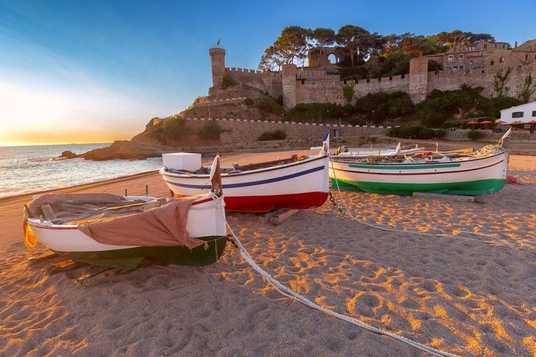 Trois bateaux de pêche sur la plage de Tossa de Mar.