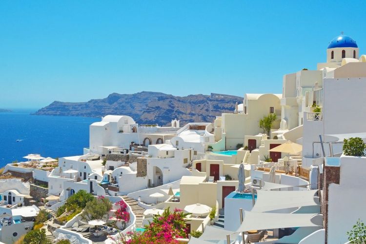 Maisons traditionnelles dôme bleu Village d'Oia sur l'île de Santorin, Grèce.