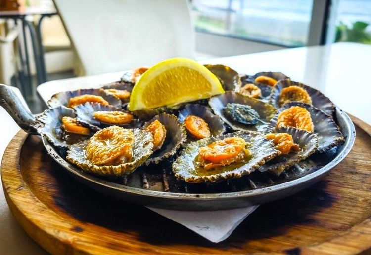 On Açores, on mange des patelles (notre photo) comme les balanes (nommée ici "cracas")