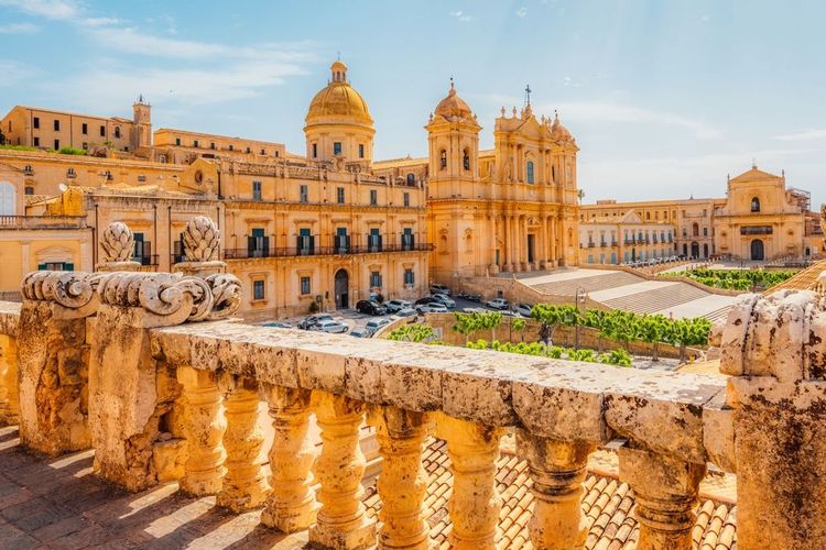 vue à Noto, avec la Basilique Mineure de San Nicolo et Palazzo Ducezio, Sicile, Italie.