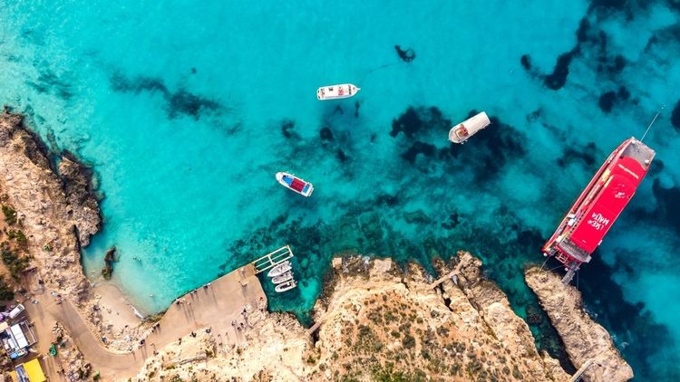 Bateau de plaisance et croisiéristes accostent au Blue Lagoon