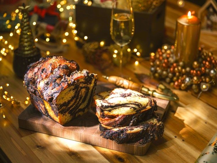 Cozonac vendu sur un stand, gâteau de Noël à la purée de noix