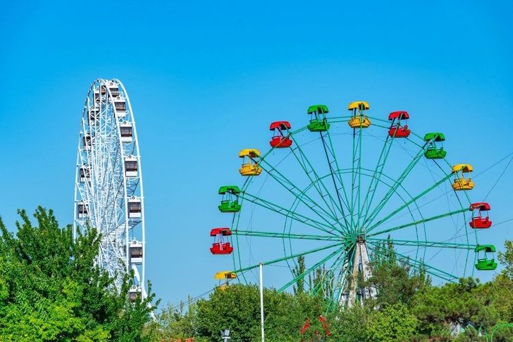 Les roues géantes du parc d'attraction dans le parc de la Victoire