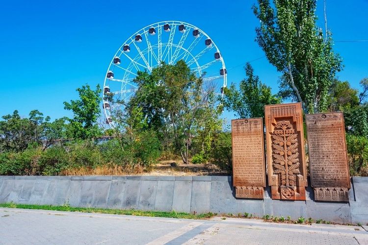 L'Allée des Héros dans le parc de la Victoire