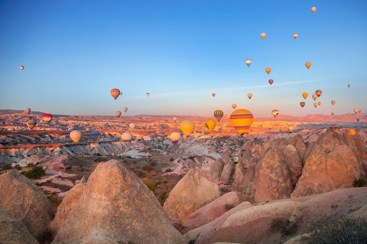 Vue Aérienne de belles montgolfières au lever du soleil sur Cappadoce paysage unique.