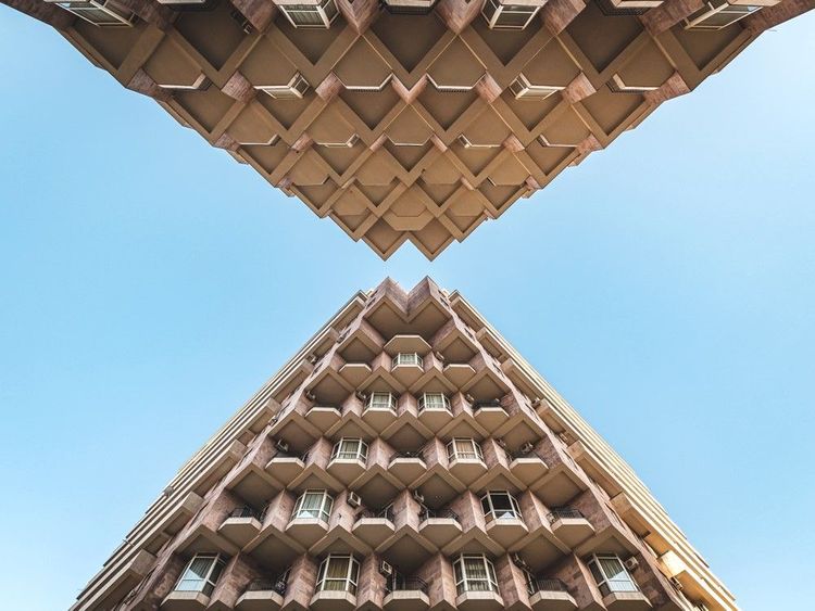 L'architecture brutaliste héritée de l'ère soviétique contraste avec la modernité de certains lieux