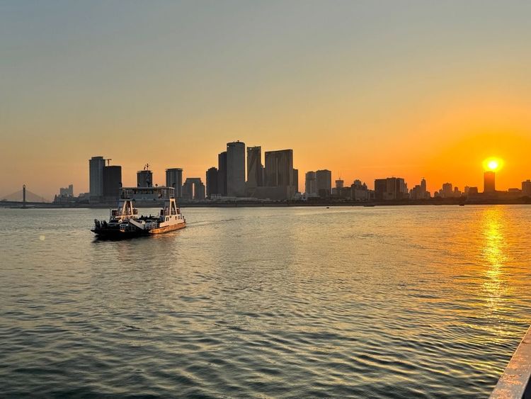 Vue panoramique de la ville en traversant le Mékong à Phnom Penh, Cambodge 