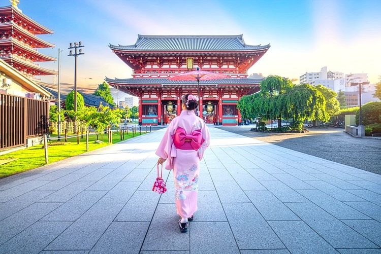 Promenade au temple Asakusa Sensoji, à Kaminarimon dans le district de Sensoji, à Tokyo.
