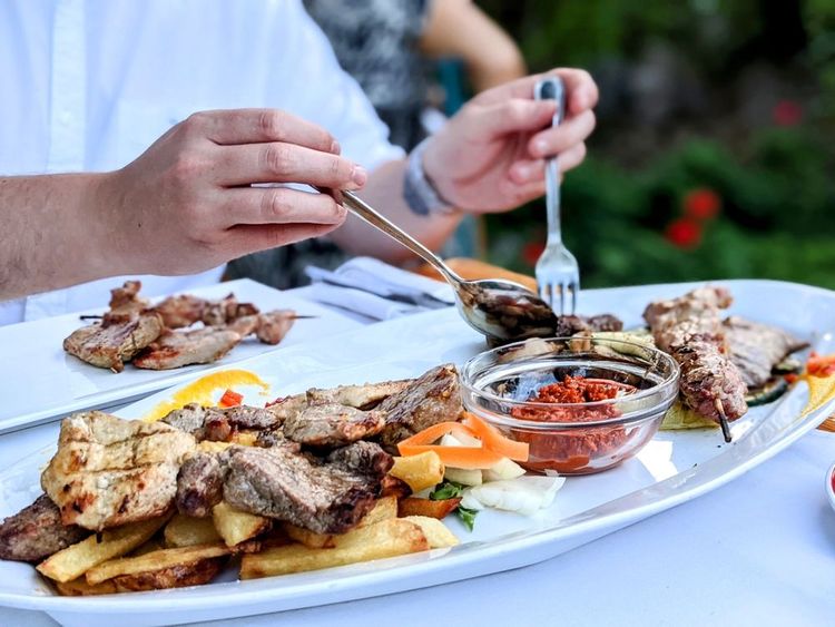 Les grillades croates sont elles aussi un incontournable : viande rouge, légumes et saucisses