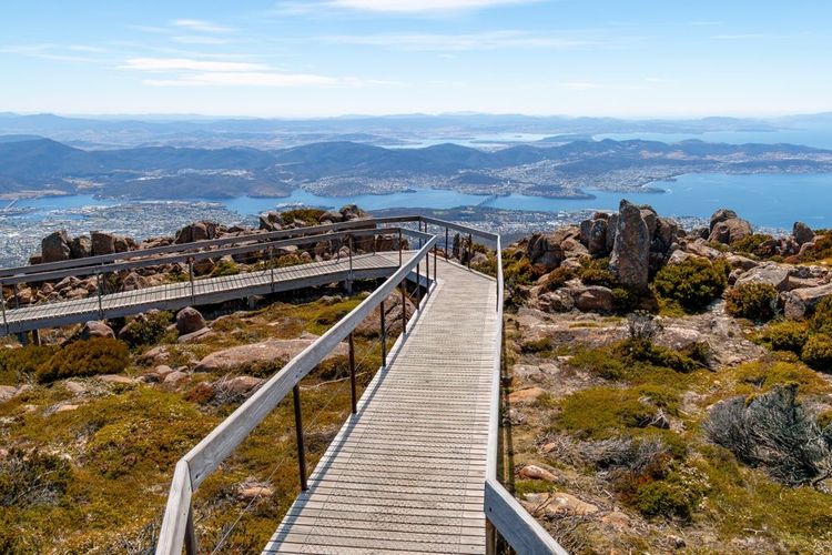 Sommet magnifique du mont Wellington Kunanyi boardwalk surplombant des rochers, Tasmanie