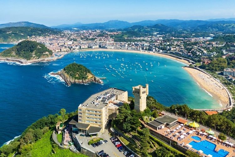 Vue aérienne sur le La tour du mont Igueldo. et la baie de la Concha.