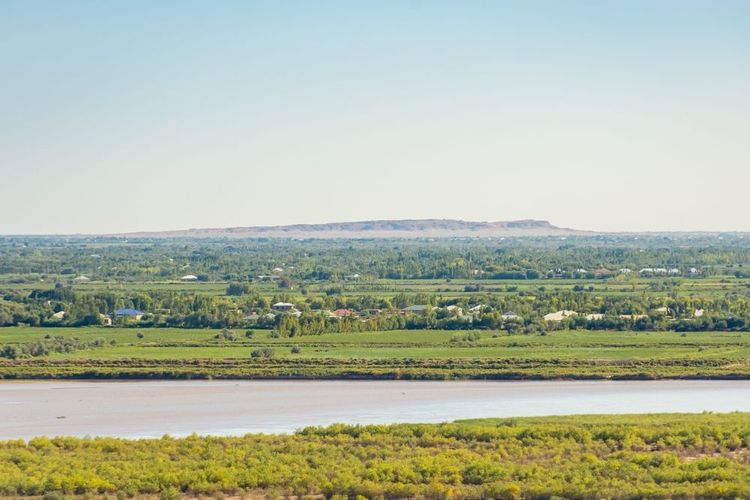 Vue de la frontière entre le Turkménistan et l'Ouzbékistan avec le fleuve Amou Daria
