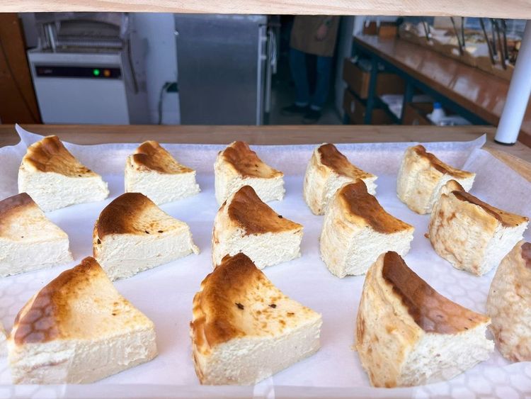 Une vitrine de cheesecake brûlé basque.