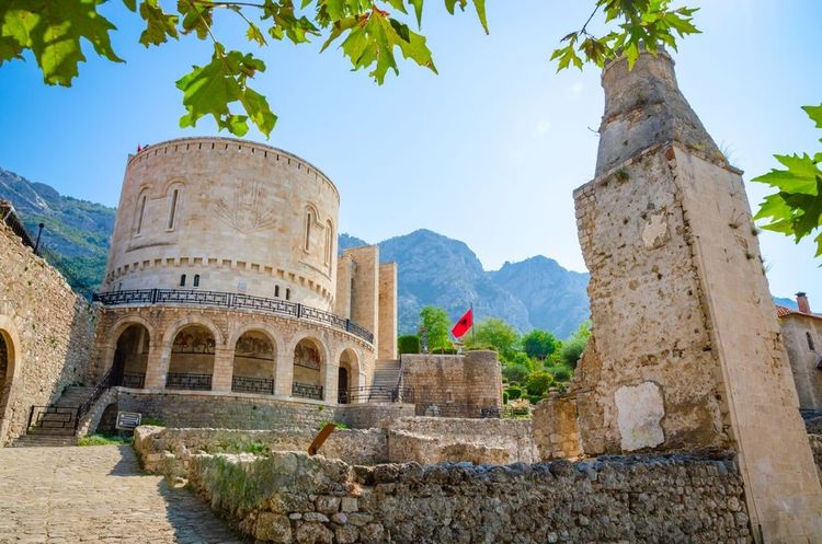Le château de Kruja entouré de vieilles maisons dans la vieille ville de Kruja, Albanie