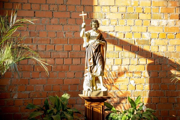 Statue de Jésus ressuscité au pied la cathédrale Saint-Jean