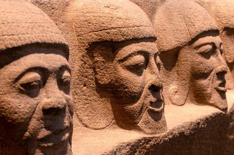 Bas-relief exposé dans le GEM