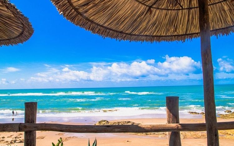 Parasols sur la plage d'Asilah