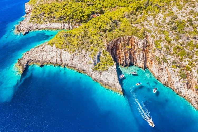 Les falaises rouges de Hvar
