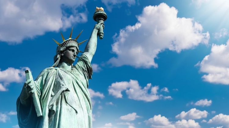 Flamme, tablette et couronne, les 3 attraibuts de la statue