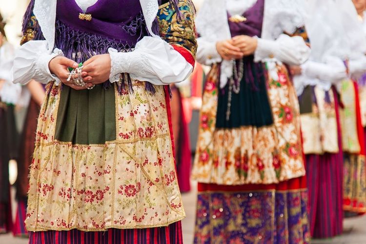 Costumes et gestes traditionnels pendant la Fête de Sant'Efisio