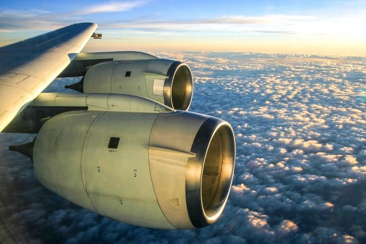 Les moteurs d'avion en gros plan, dans le ciel.